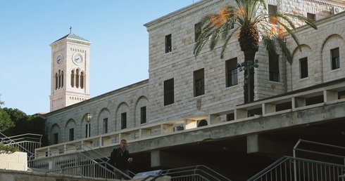 Kościół św. Józefa w Nazarecie. Według tradycji w tym miejscu znajdował się warsztat św. Józefa. Przylegał do niego prawdopodobnie  dom, w którym wychowywał się Jezus.