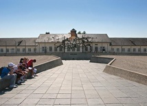 Niemiecki obóz koncentracyjny w Dachau dziś pełni rolę muzeum. Co roku zwiedza je około miliona osób z ponad 120 krajów.