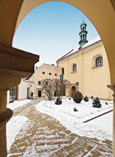 Klasztor bernardynek znajduje się w samym centrum Krakowa, a jakby na uboczu, z dala od turystycznego zgiełku.
