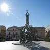 Pomnik o. Pio pośrodku Piazza Padre Pio, stworzony przez Pericle Fazziniego. W centrum znajduje się święty trzymający monstrancję, poniżej sceny z jego życia – moment otrzymania stygmatów, on sam w konfesjonale i dwa metaforyczne przedstawienia walk, jakie toczył z demonami. 