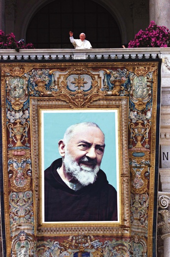– Ojciec Pio stał się żywym kamieniem w duchowej budowli, którą jest Kościół – mówił Jan Paweł II w dniu beatyfikacji stygmatyka z Pietrelciny.