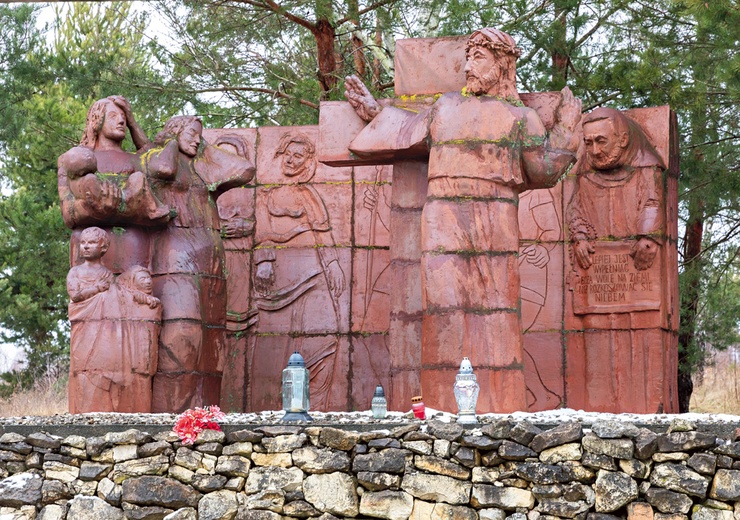 Każdej stacji drogi krzyżowej towarzyszy postać ojca Pio, trzymającego tablicę z krótkim przesłaniem.