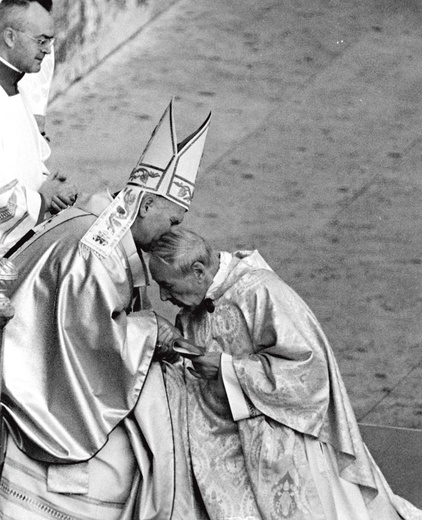 „Nie byłoby tego papieża Polaka, (…) gdyby nie było twojej wiary nie cofającej się przed więzieniem i cierpieniem...” – powiedział Jan Paweł II, zwracając się do kard. Wyszyńskiego w czasie audiencji dla Polaków 23 października 1978 r. Na zdjęciu: prymas Polski składa homagium podczas inauguracji pontyfikatu Jana Pawła II.