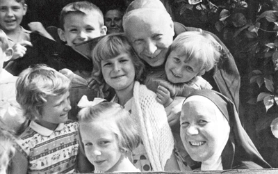 Ksiądz Prymas doskonale się czuł wśród wychowanków Zakładu dla Niewidomych Dzieci w Laskach, które często odwiedzał.