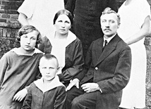 Ks. Stefan Wyszyński z rodziną: siostrami, ojcem Stanisławem i jego drugą żoną Eugenią Godlewską oraz przyrodnim rodzeństwem.