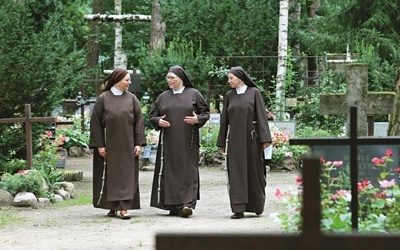 Z  siostrami Alicją i Zuzanną (złożyły śluby zakonne 15 sierpnia) spaceruję po jednym z  najpiękniejszych cmentarzy, jakie widziałem.