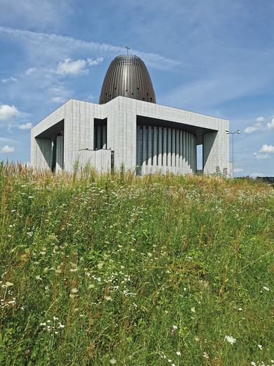 Muzeum Jana Pawła II i Prymasa Wyszyńskiego mieści się w pierścieniu okalającym kopułę Świątyni Opatrzności Bożej.