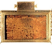 Titulus – przybita do krzyża tabliczka, na której Piłat kazał wypisać powód ukrzyżowania Jezusa: „Jezus Nazarejczyk, Król Żydowski”.