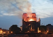 15 kwietnia 2019 roku w katedrze Notre Dame wybuchł pożar. Świątynia została poważnie uszkodzona, ale dwie najcenniejsze rzeczy – Najświętszy Sakrament i relikwie cierniowej korony – uratowano.