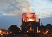 15 kwietnia 2019 roku w katedrze Notre Dame wybuchł pożar. Świątynia została poważnie uszkodzona, ale dwie najcenniejsze rzeczy – Najświętszy Sakrament i relikwie cierniowej korony – uratowano.