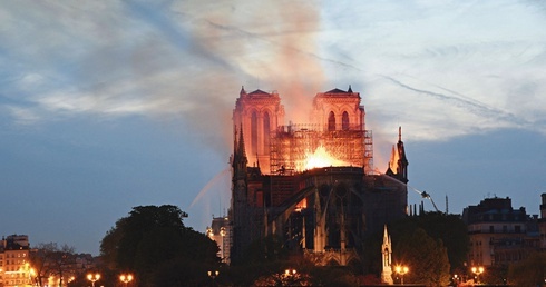 15 kwietnia 2019 roku w katedrze Notre Dame wybuchł pożar. Świątynia została poważnie uszkodzona, ale dwie najcenniejsze rzeczy – Najświętszy Sakrament i relikwie cierniowej korony – uratowano.