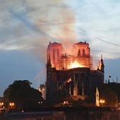 15 kwietnia 2019 roku w katedrze Notre Dame wybuchł pożar. Świątynia została poważnie uszkodzona, ale dwie najcenniejsze rzeczy – Najświętszy Sakrament i relikwie cierniowej korony – uratowano.