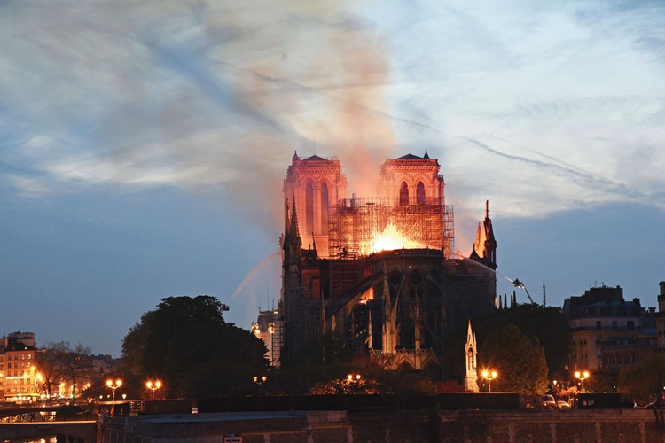 15 kwietnia 2019 roku w katedrze Notre Dame wybuchł pożar. Świątynia została poważnie uszkodzona, ale dwie najcenniejsze rzeczy – Najświętszy Sakrament i relikwie cierniowej korony – uratowano.