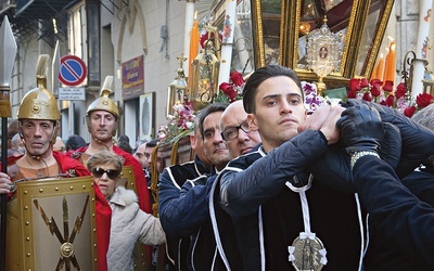 Na Sycylii działa mnóstwo bractw, które organizują widowiskowe obchody Wielkiego Tygodnia. W Wielki Piątek w tych barwnych procesjach noszone są nie tylko figury przedstawiające umęczonego Chrystusa, ale także relikwie Krzyża Świętego czy innych znaków męki Pańskiej.