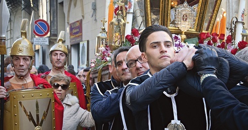 Na Sycylii działa mnóstwo bractw, które organizują widowiskowe obchody Wielkiego Tygodnia. W Wielki Piątek w tych barwnych procesjach noszone są nie tylko figury przedstawiające umęczonego Chrystusa, ale także relikwie Krzyża Świętego czy innych znaków męki Pańskiej.