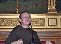 Ojciec Stefano Cecchin OFM jest przewodniczącym Papieskiej Międzynarodowej Akademii Mariologicznej, której podlega Obserwatorium ds. objawień i zjawisk mistycznych związanych z Maryją.