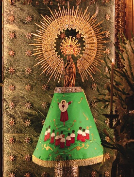 Cudami słynąca figurka Matki Bożej z Dzieciątkiem z sanktuarium Nuestra Señora del Pilar związana jest z legendą o objawieniu Maryi św. Jakubowi Apostołowi.