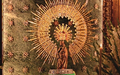Cudami słynąca figurka Matki Bożej z Dzieciątkiem z sanktuarium Nuestra Señora del Pilar związana jest z legendą o objawieniu Maryi św. Jakubowi Apostołowi.