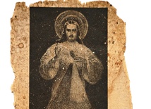 Wśród pamiątek po bł. ks. Michale Sopoćce można znaleźć mocno zniszczoną z powodu częstego używania ulotkę z tekstem Nowenny do Miłosierdzia Bożego. 