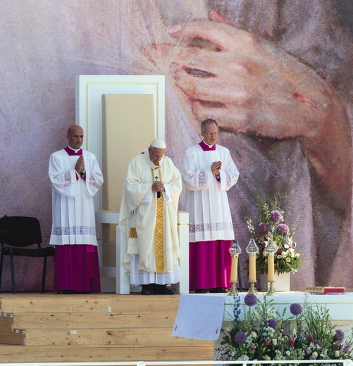 Papież Franciszek, nazywający miłosierdzie „imieniem Boga”, „najmocniejszym przesłaniem Pana”, czy wręcz Jego „dowodem tożsamości”, kontynuuje linię Jana Pawła II.