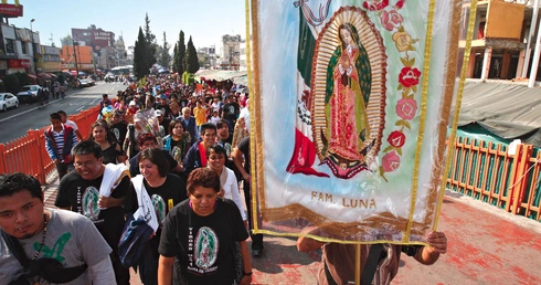 Z Meksyku przywędrowało do Polski nabożeństwo płaszcza Matki Bożej z Guadalupe, również powiązane z Różańcem.