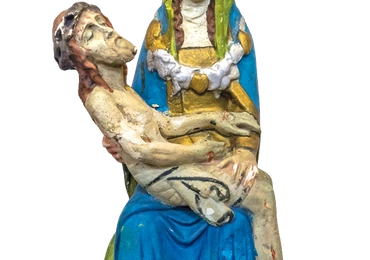 Stara Pieta. Pan Jarosław zbiera dewocjonalia i przedmioty kultu od lat. Niektóre ocalił od zapomnienia i wyrzucenia.