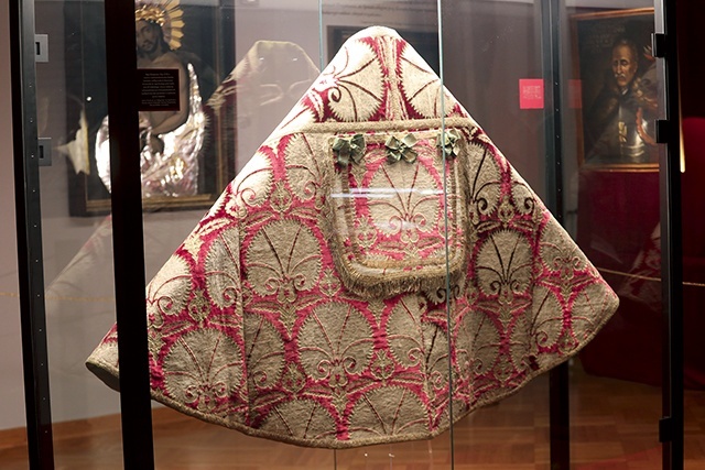 	Ks. dr Szymon Tracz  opowie m.in. o XVII-wiecznej kapie procesyjnej, którą miastu ofiarował król. 