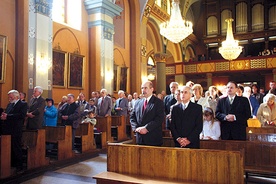 	Śp. prezydent (w środku) wśród członków KIK-u w katedrze  św. Mikołaja w Dniu Papieskim, 2008 r.