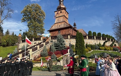 	Uroczystości odbyły się pod pomnikiem Obrońców Ojczyzny. 	