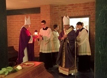 	W modlitwie  w krypcie uczestniczyli hierarchowie  gdańskiego Kościoła.