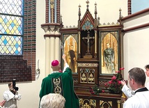 	Nowy ołtarz boczny w kościele pw. św. Marii Magdaleny  jest poświęcony dwóm męczennikom pochodzącym z Chorzowa Starego, z tej parafii. O. Ludwik Mzyk to misjonarz werbista, natomiast ks. Jan Macha posługiwał w Rudzie Śląskiej.