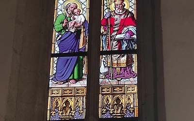 Wizerunek świętego jako biskupa z gęsiami znajduje się  w prezbiterium kościoła.