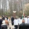 Szydłowski monument – zwieńczony wykutym z piaskowca orłem w koronie zrywającym się  do lotu – stanął naprzeciwko kościoła parafialnego.