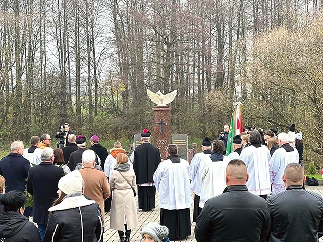 Szydłowski monument – zwieńczony wykutym z piaskowca orłem w koronie zrywającym się  do lotu – stanął naprzeciwko kościoła parafialnego.