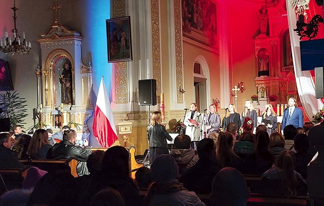 Widowisko artystyczne wypełniły utwory patriotyczne.