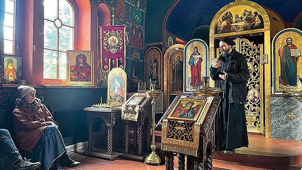 O. Jeremiasz wprowadza uczestników w praktykę modlitwy Jezusowej.
