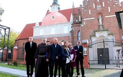 Uczestników spotkania cieszy efekt prac konserwatorskich.