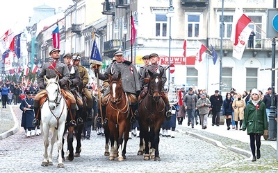 Uczestnicy przemaszerowali ulicami miasta z katedry na rynek. 