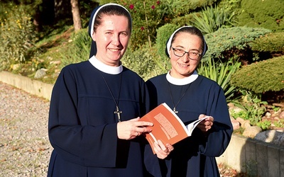 S. Barbara (z lewej) i s. Agata współpracowały przy tworzeniu publikacji.