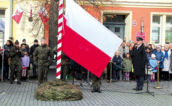 Po Eucharystii zebrani przeszli na oławski rynek, gdzie odbył się uroczysty apel z wręczeniem odznaczeń i nominacji.