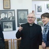 Ks. Józef Kloch i autorka, prof. Anna Pachowicz (z lewej), oraz prof. Małgorzata Pachowicz (z prawej).