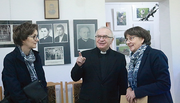 Ks. Józef Kloch i autorka, prof. Anna Pachowicz (z lewej), oraz prof. Małgorzata Pachowicz (z prawej).