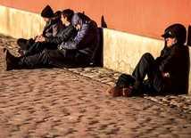 Służby miejskie proszą, by zgłaszać im ludzi potrzebujących wsparcia.