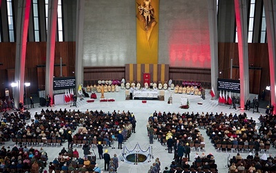 W czasie Eucharystii prezydent Andrzej Duda rozpalił też Świecę Niepodległości, a wszyscy zgromadzeni pod przewodnictwem kard. Kazimierza Nycza odmówili Akt Dziękczynienia Polski.