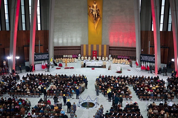 W czasie Eucharystii prezydent Andrzej Duda rozpalił też Świecę Niepodległości, a wszyscy zgromadzeni pod przewodnictwem kard. Kazimierza Nycza odmówili Akt Dziękczynienia Polski.