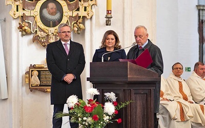 Laureaci wraz z przewodniczącym kapituły odznaczenia Antonim Szymańskim.