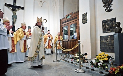 Po Eucharystii był czas na krótką wizytę przy grobie bp. Czesława Domina.
