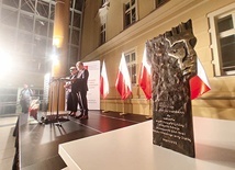 Nagroda trafiła już m.in. do rąk prof. Andrzeja Nowaka.