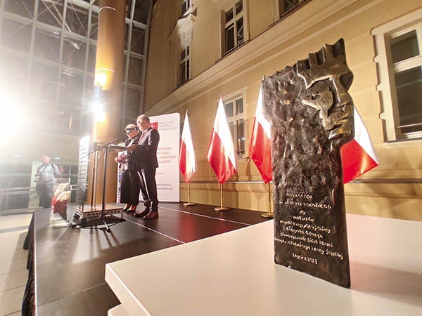 Nagroda trafiła już m.in. do rąk prof. Andrzeja Nowaka.