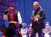 Profesor (po prawej) otrzymał w trakcie niedawnej „Lekcji Śpiewania” zaszczytne dla krakowianina wyróżnienie.